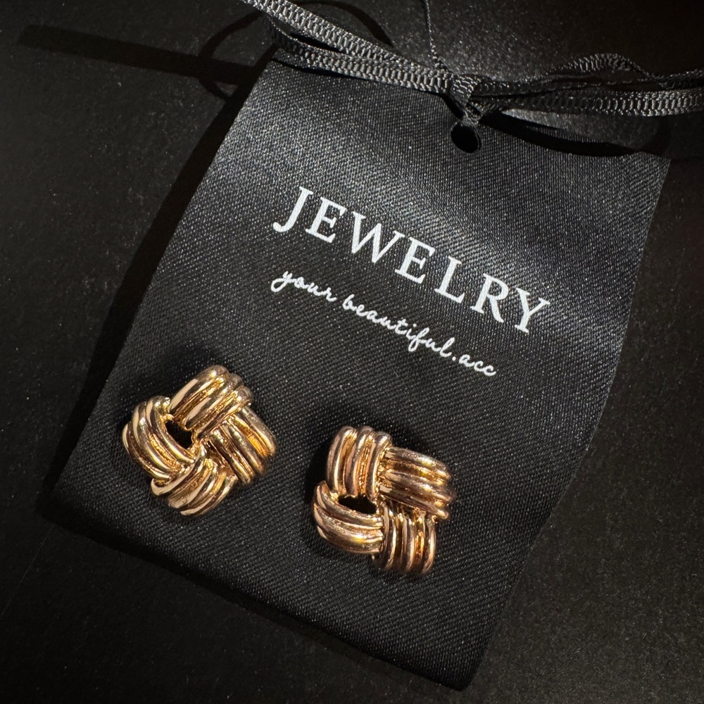 Elegant Gold Knot Earrings